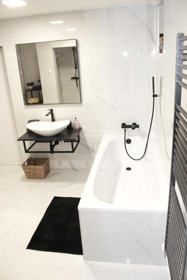 Krásny priestranný slnečný apartmán v centre mesta Trenčín Esterno foto