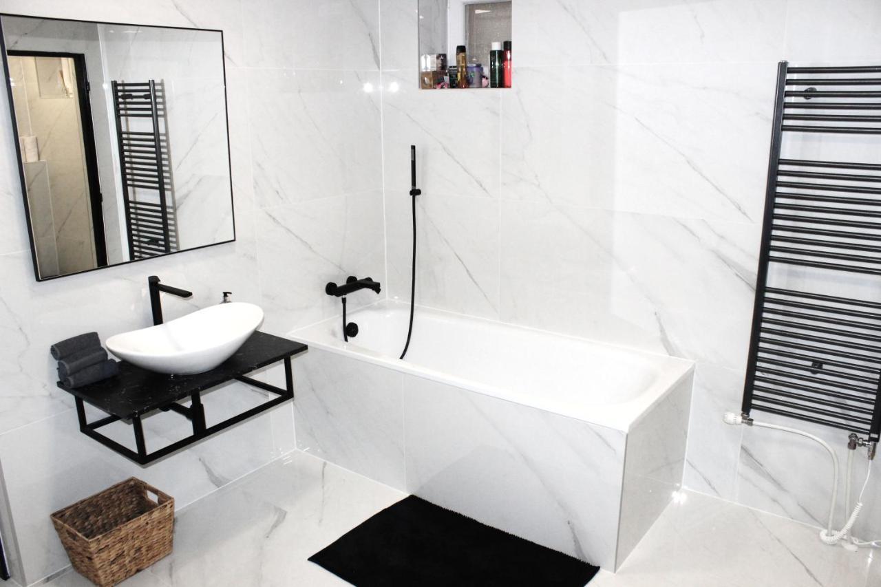 Krásny priestranný slnečný apartmán v centre mesta Trenčín Esterno foto
