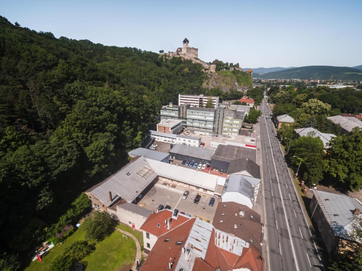 Krásny priestranný slnečný apartmán v centre mesta Trenčín Esterno foto