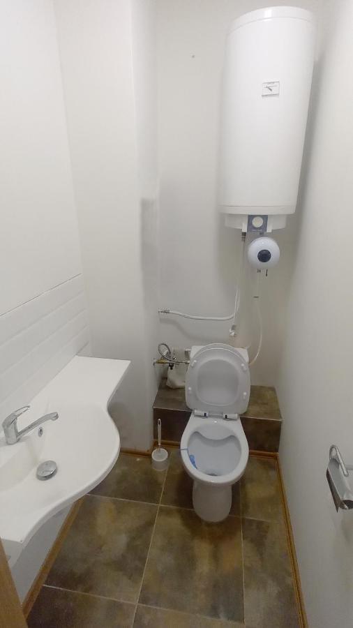 Krásny priestranný slnečný apartmán v centre mesta Trenčín Esterno foto