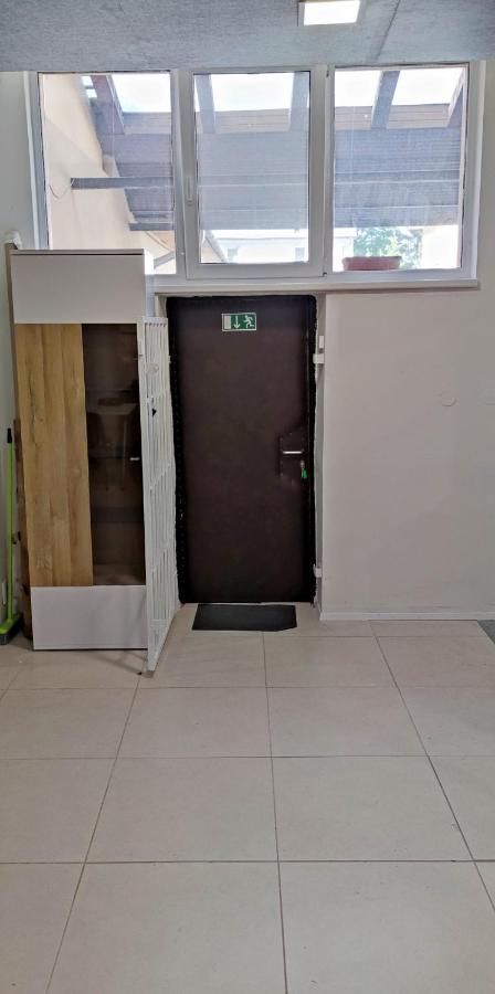 Krásny priestranný slnečný apartmán v centre mesta Trenčín Esterno foto